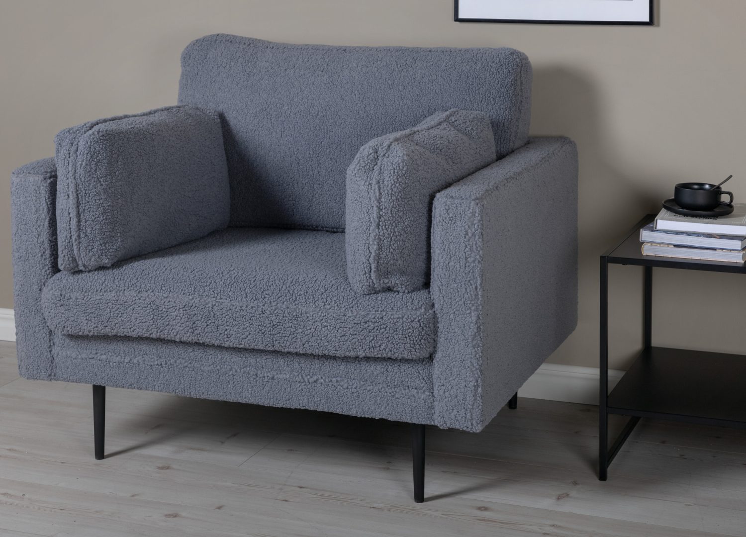 Mise en scène du fauteuil Boom en tissu teddy gris foncé