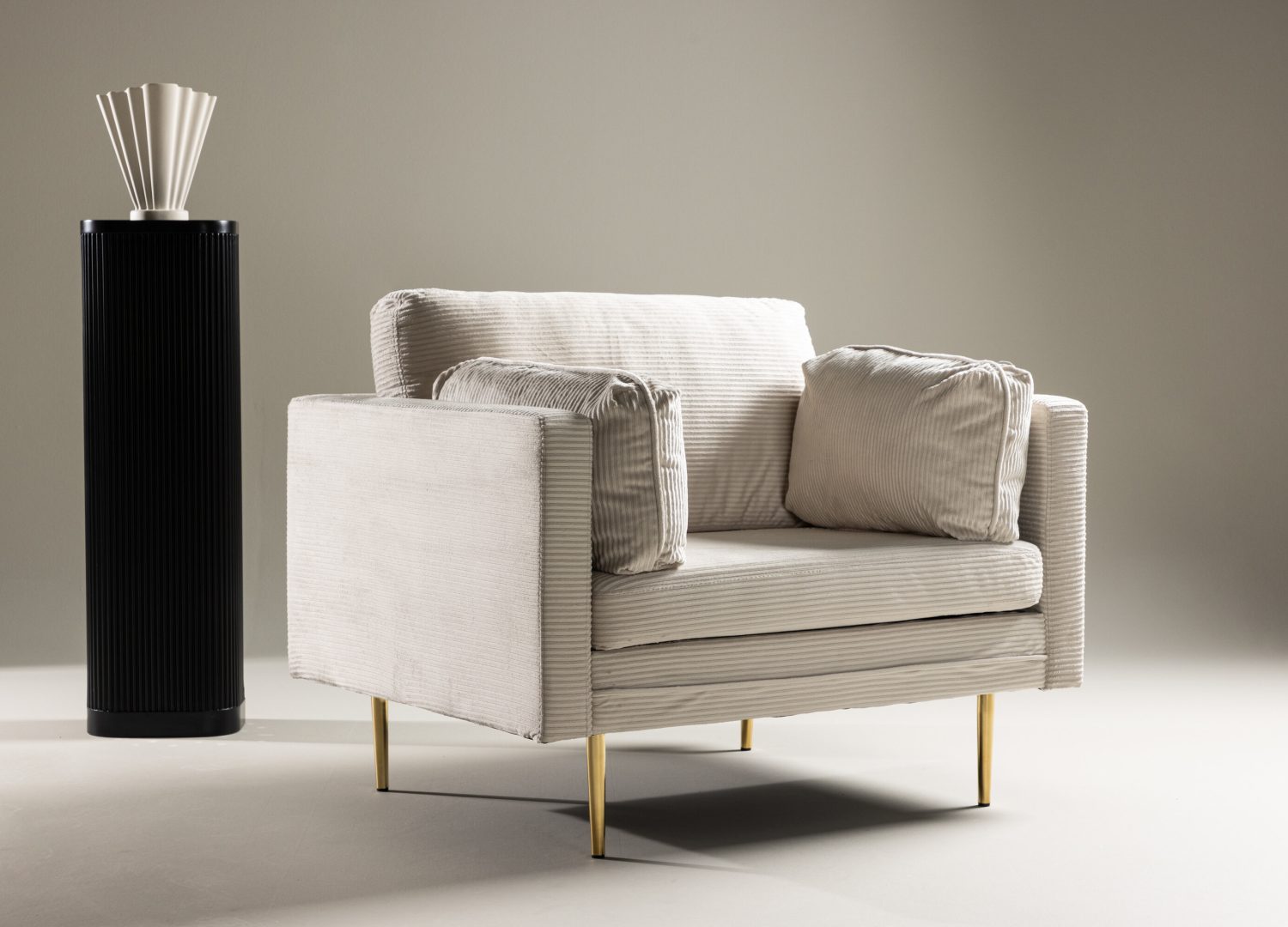 Fauteuil Boom en velours côtelé beige clair mis en scène dans un salon