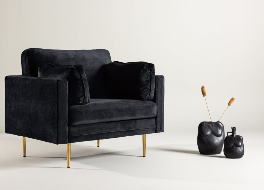 Fauteuil Boom en velours noir mis en scène dans un salon