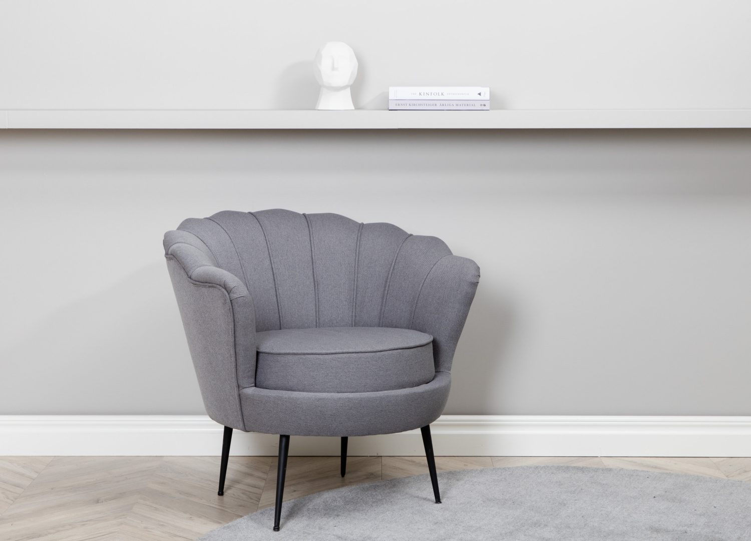Fauteuil Calais en tissu gris mis en scène dans un salon
