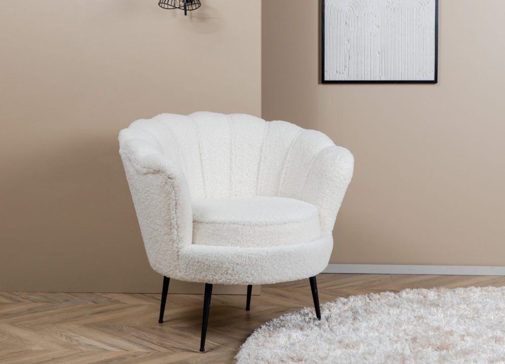 Fauteuil Calais en tissu teddy blanc mis en scène dans un salon
