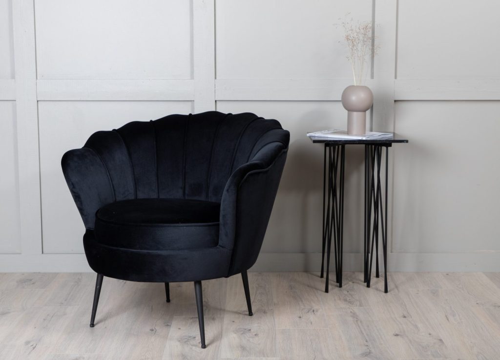Fauteuil Calais en velours noir mis en scène dans un salon