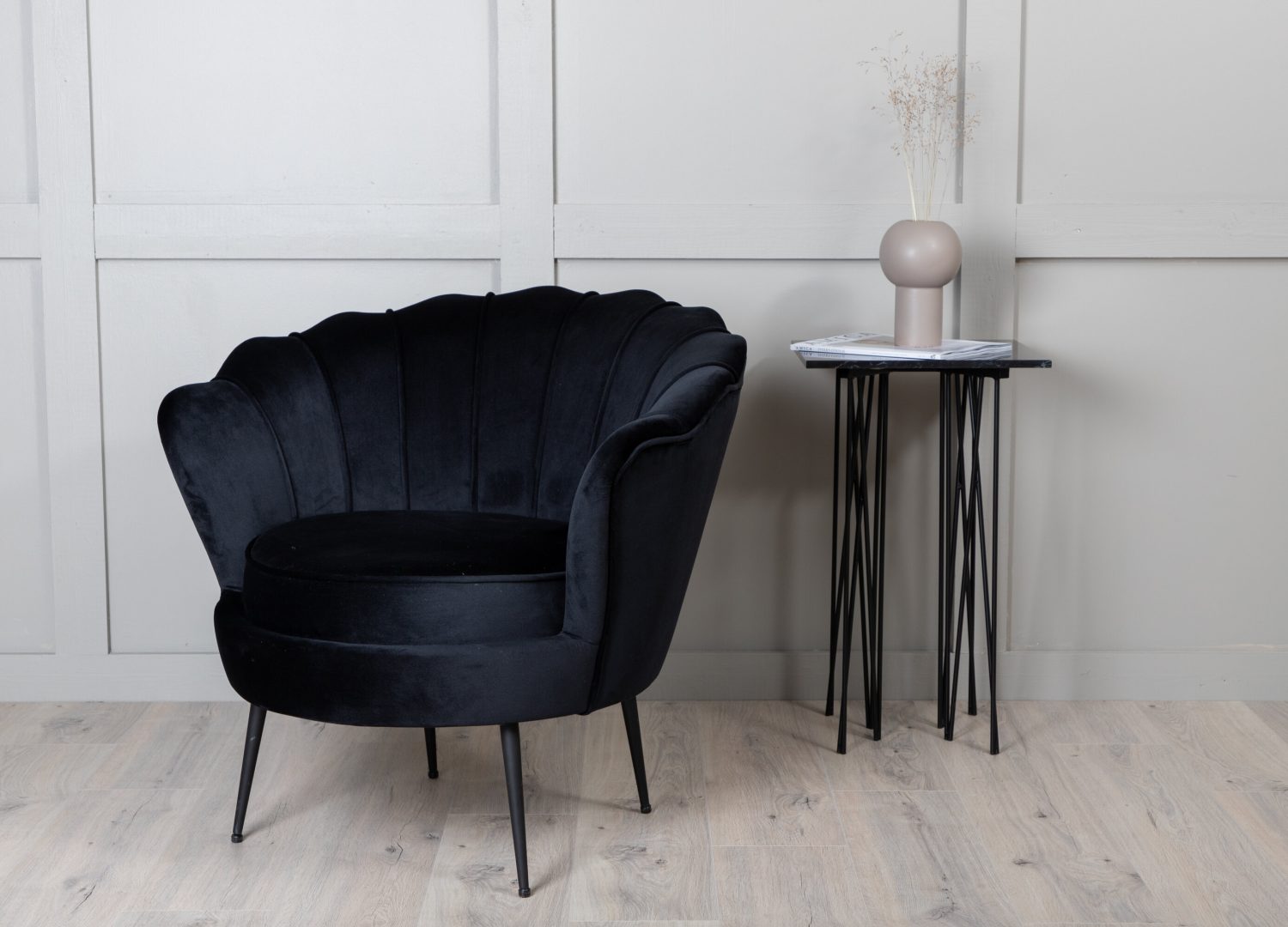 Fauteuil Calais en velours noir mis en scène dans un salon