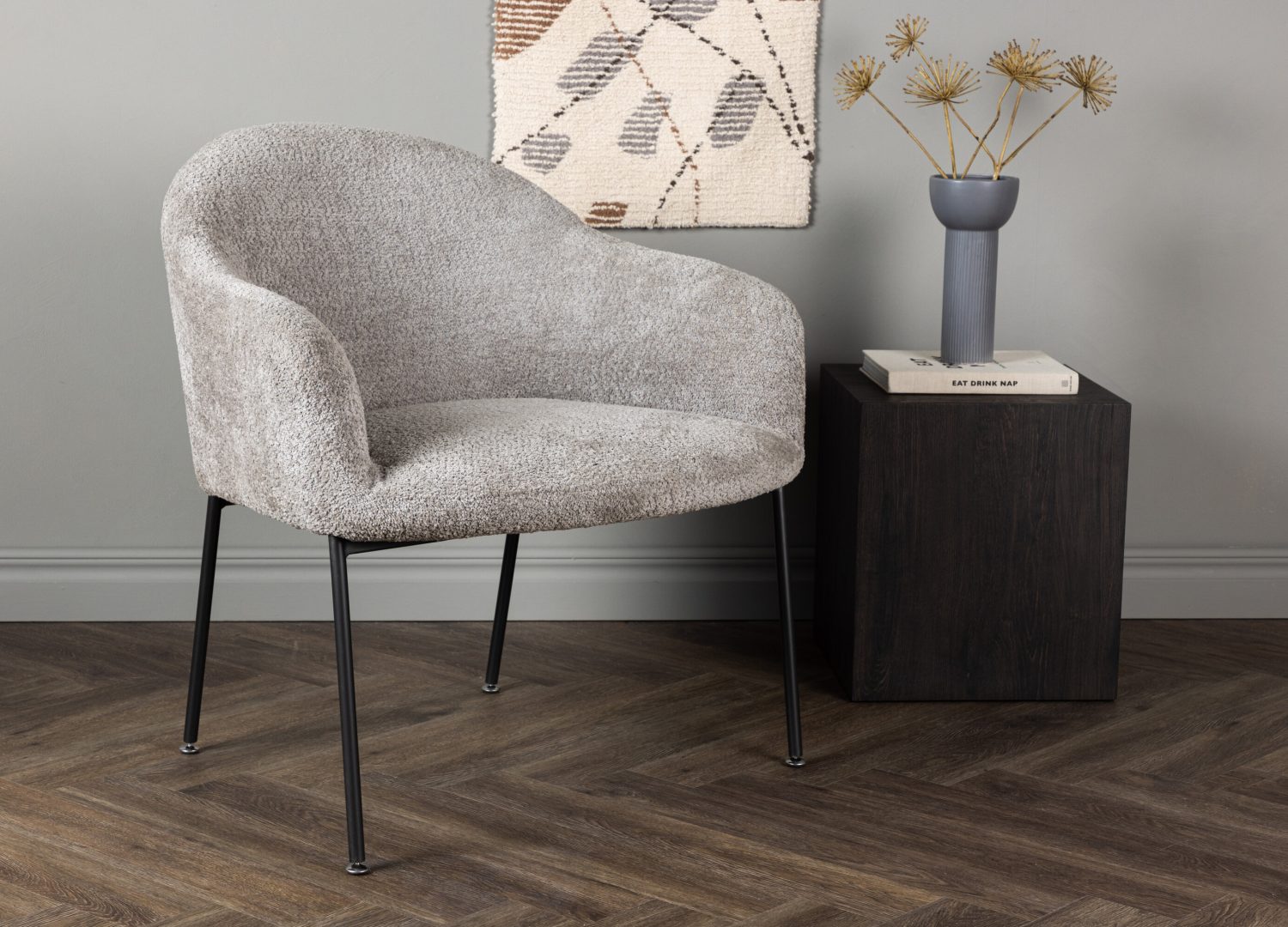 Fauteuil Catania en tissu bouclé gris clair mis en scène dans un salon
