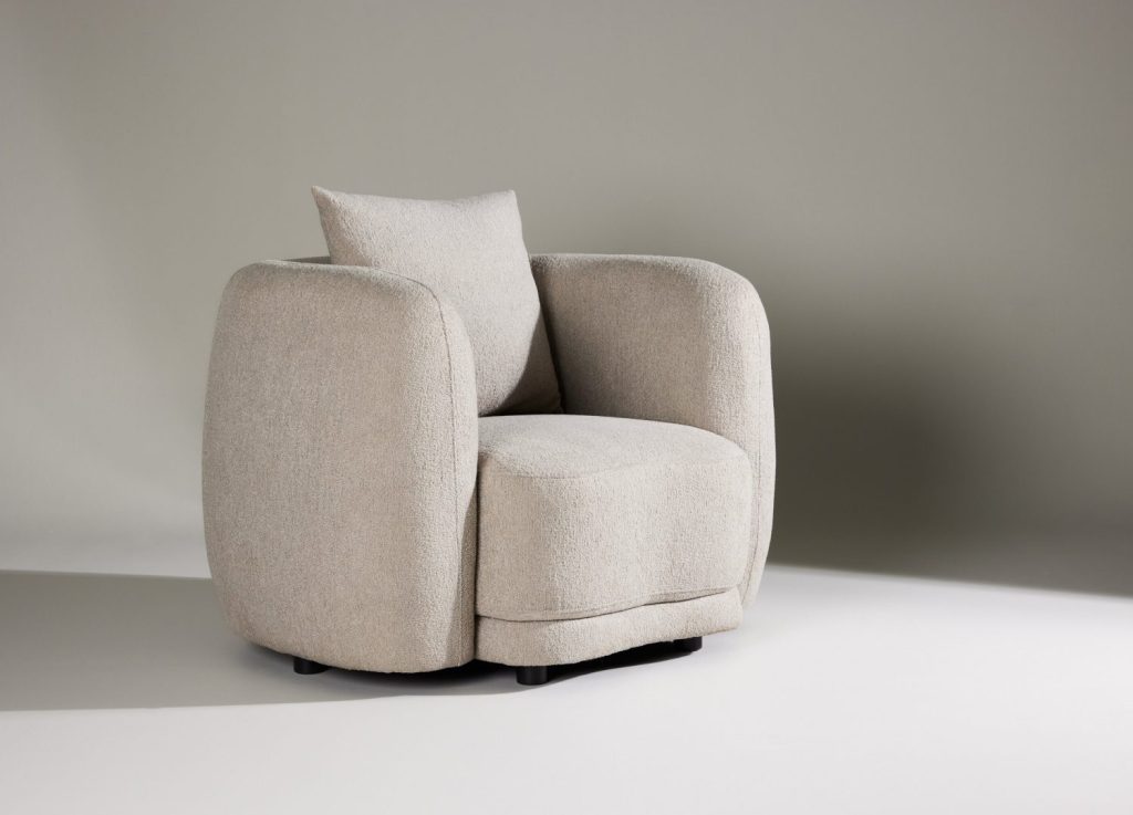Fauteuil Cielo en tissu beige mis en scène dans un salon