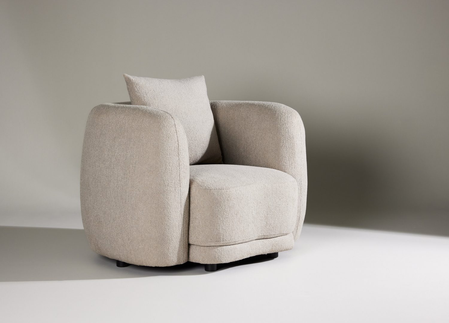 Fauteuil Cielo en tissu beige mis en scène dans un salon