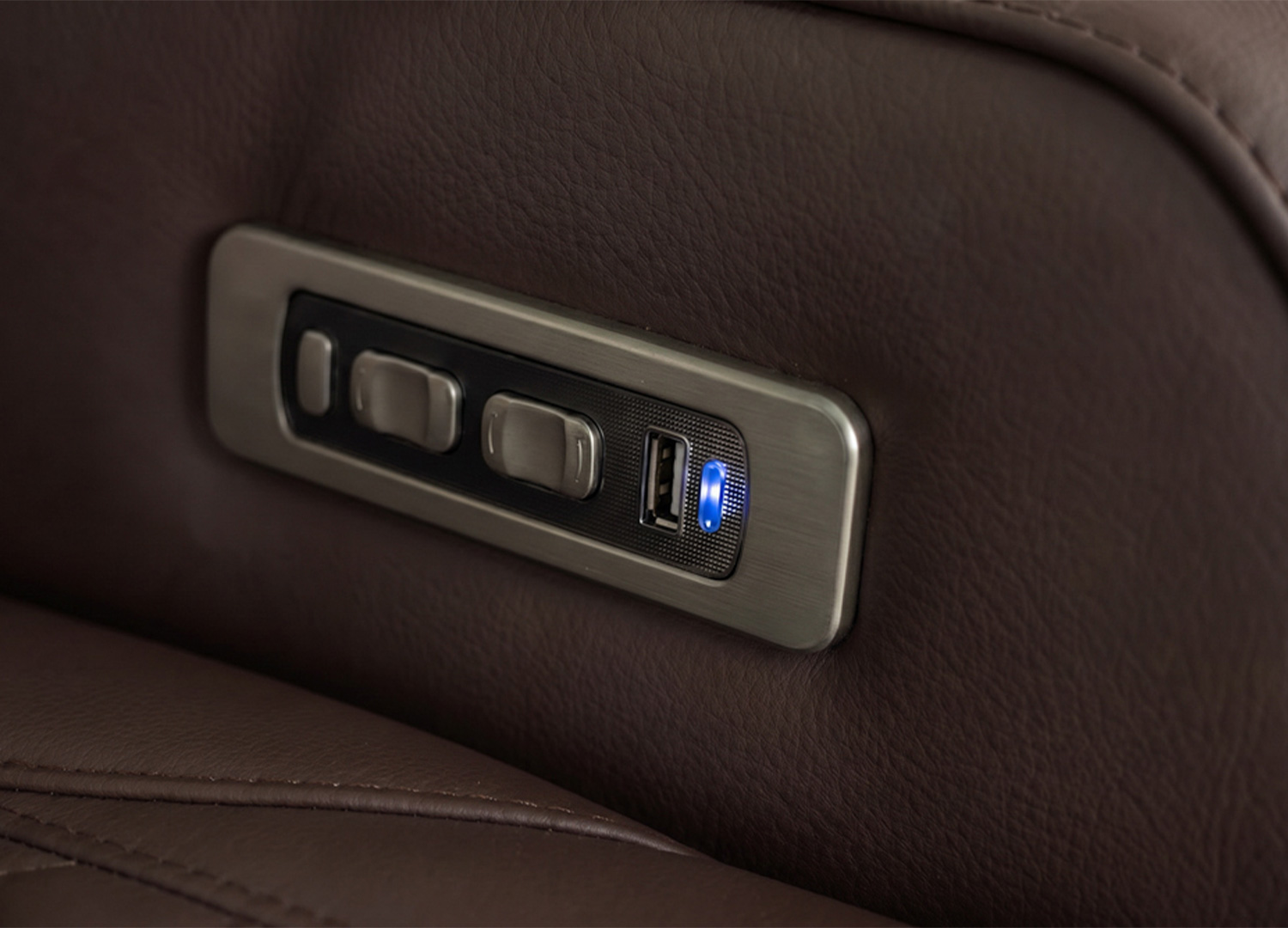 Ports USB et USB-C intégrés au fauteuil cinéma électrique Cinélio marron