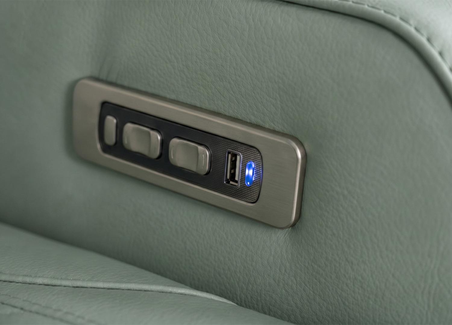 Ports USB et USB-C du fauteuil cinéma électrique Cinélio vert sauge