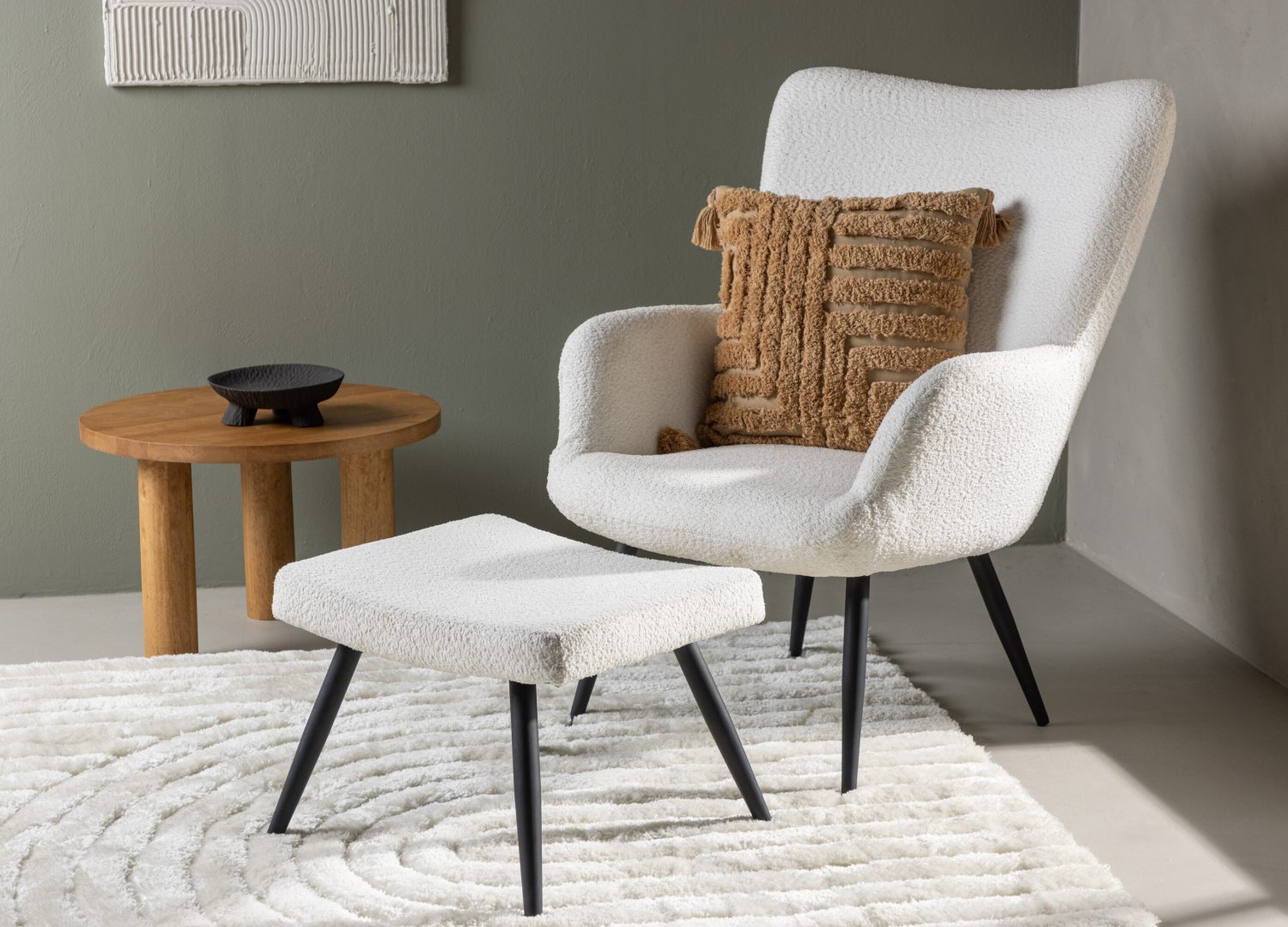Fauteuil Como en tissu bouclé blanc mis en scène dans un salon