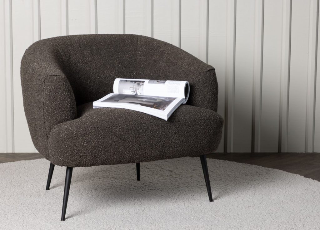 Fauteuil Derry en tissu gris foncé mis en scène dans un salon