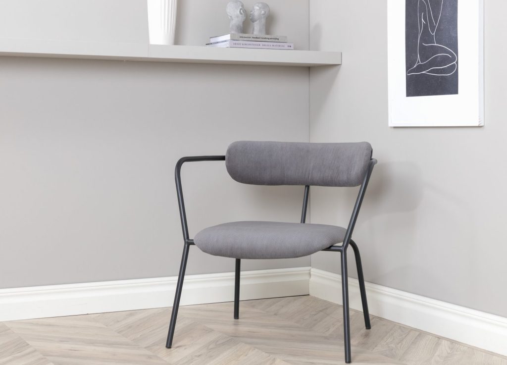 Fauteuil Duffy en velours côtelé gris mis en scène dans un salon