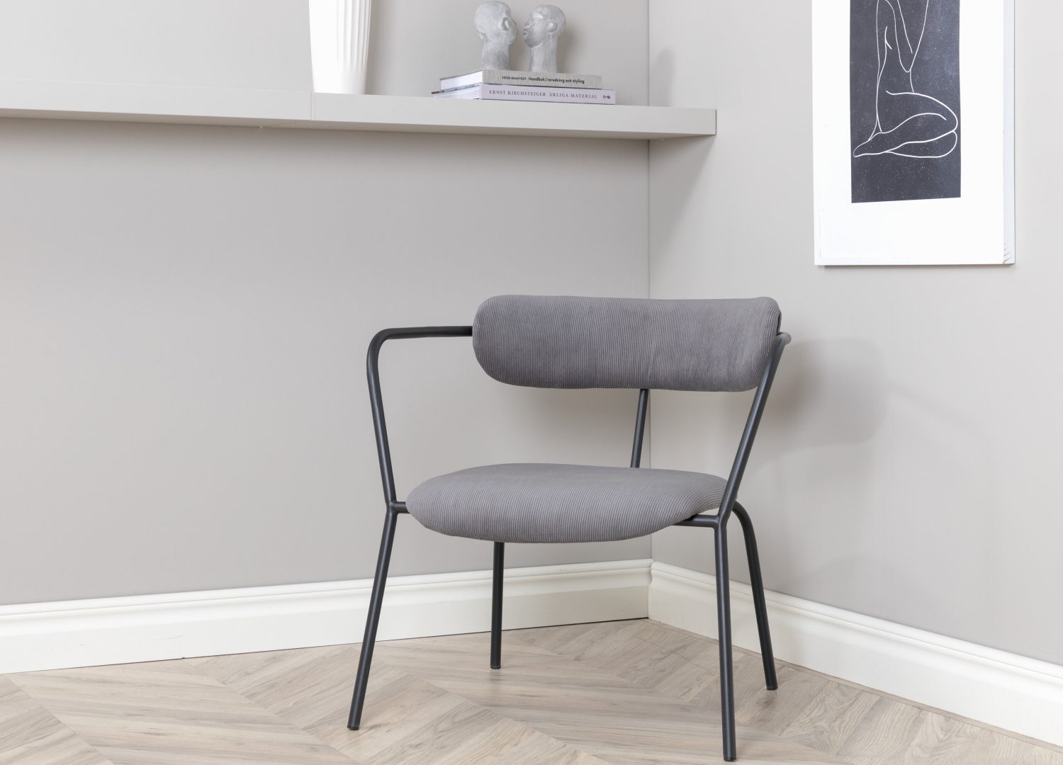 Fauteuil Duffy en velours côtelé gris mis en scène dans un salon
