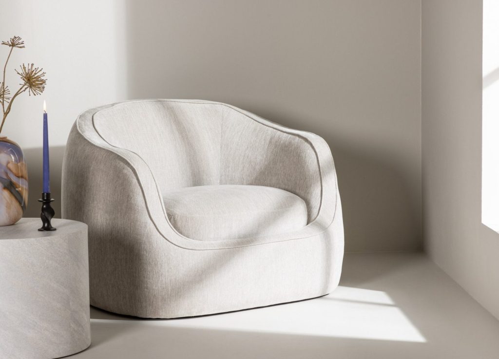 Fauteuil Elio en tissu gris clair mis en scène dans un salon
