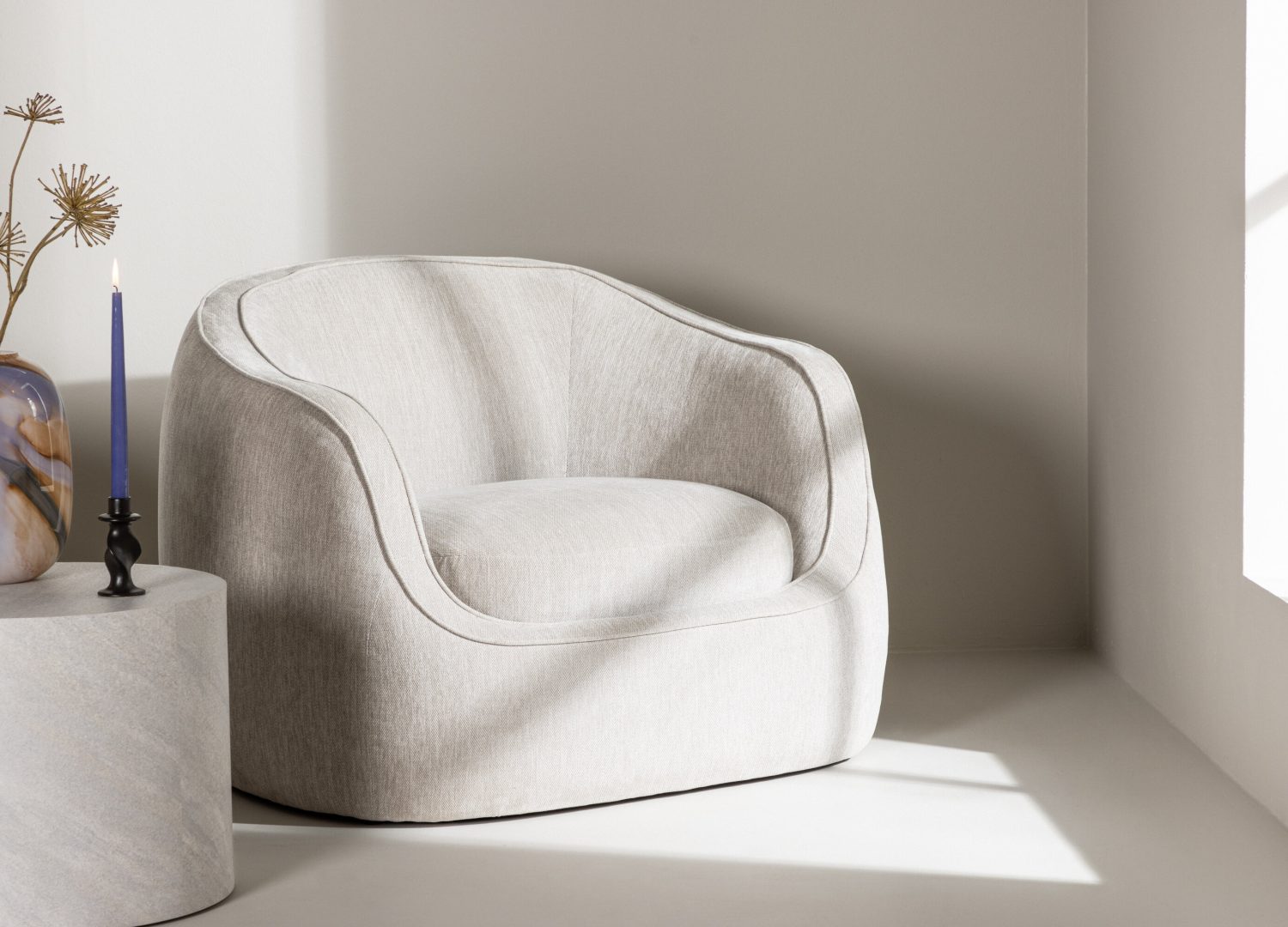 Fauteuil Elio en tissu gris clair mis en scène dans un salon