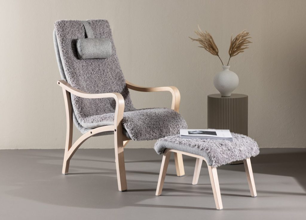 Fauteuil Fårö en tissu gris clair mis en scène dans un salon
