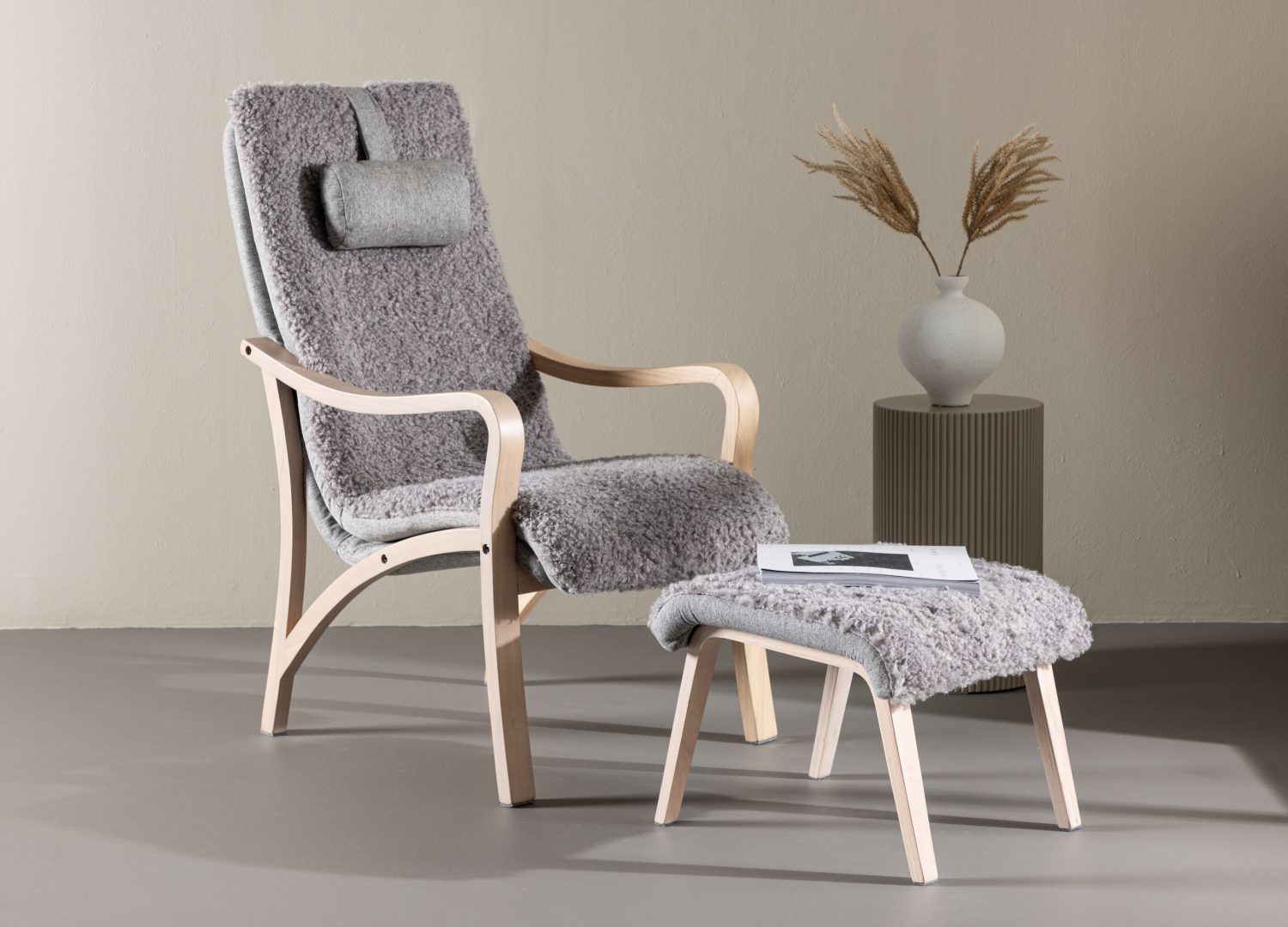 Fauteuil Fårö en tissu gris clair mis en scène dans un salon
