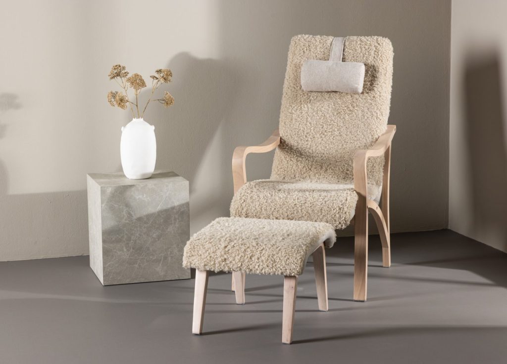 Fauteuil Fårö en tissu marron mis en scène dans un salon