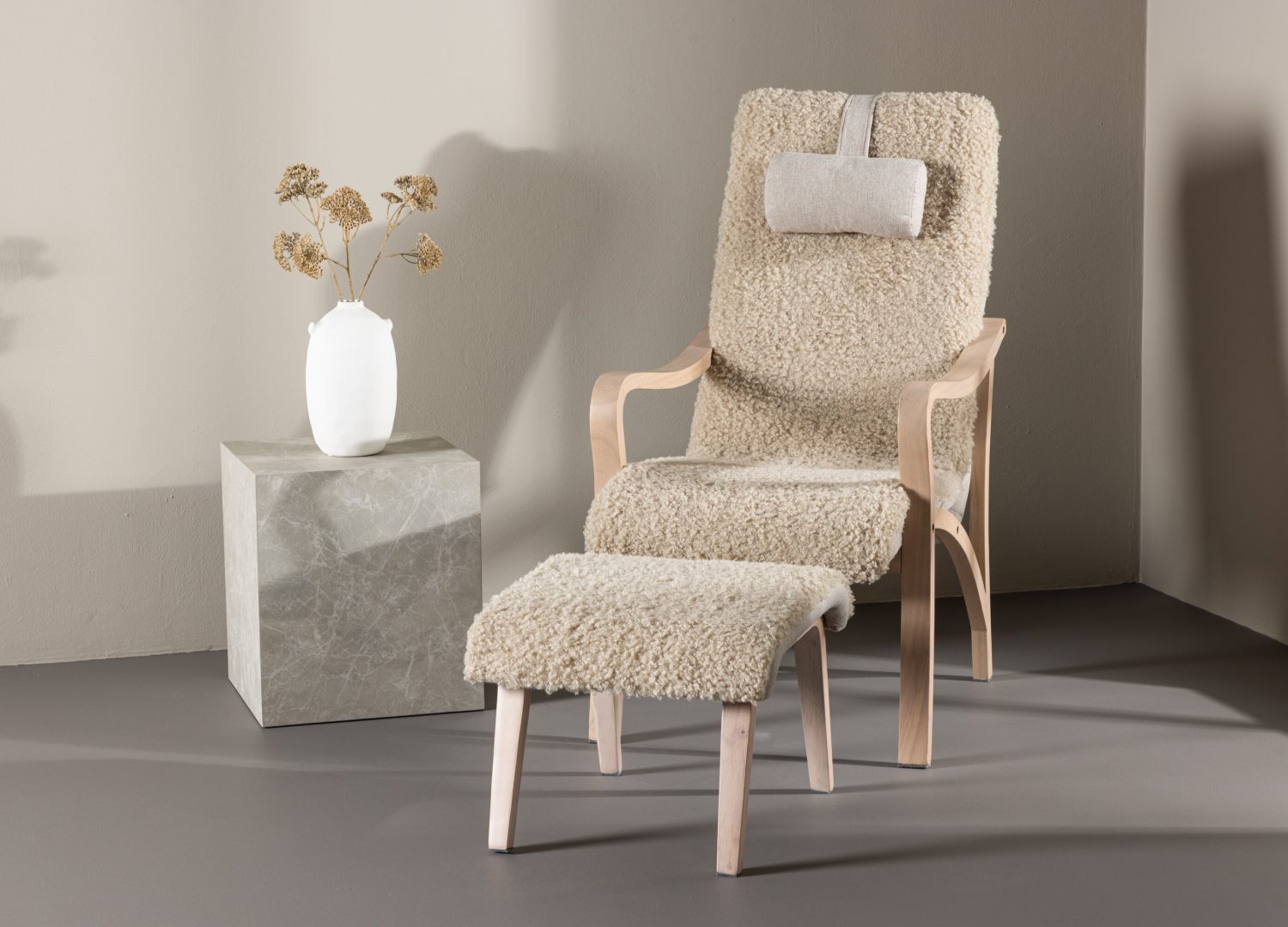 Fauteuil Fårö en tissu marron mis en scène dans un salon