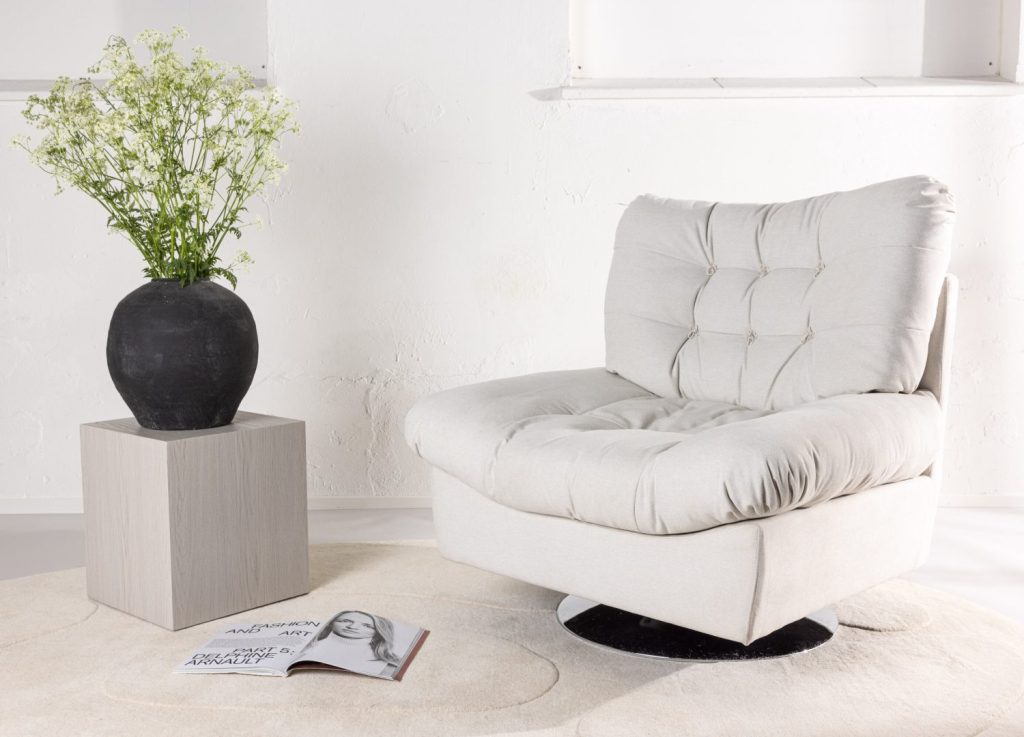 Fauteuil Florens en tissu blanc cassé mis en scène dans un salon