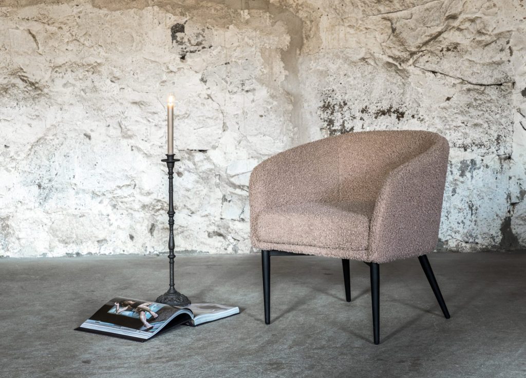 Fauteuil Fluffy en tissu teddy marron mis en scène dans un salon