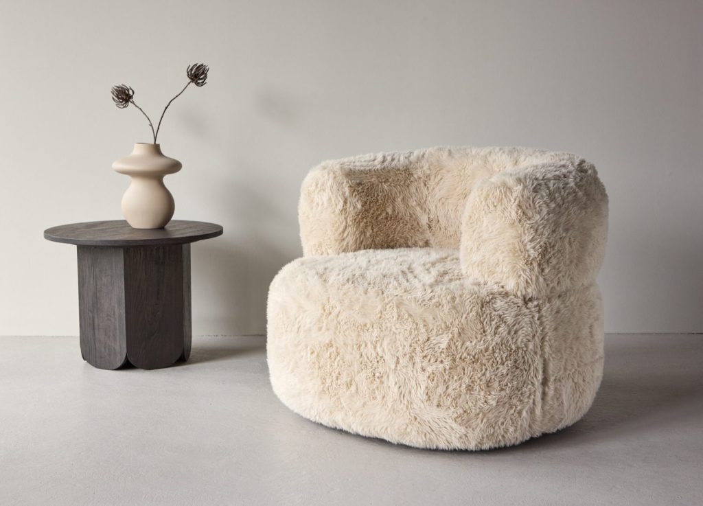 Fauteuil Gert en tissu blanc cassé mis en scène dans un salon