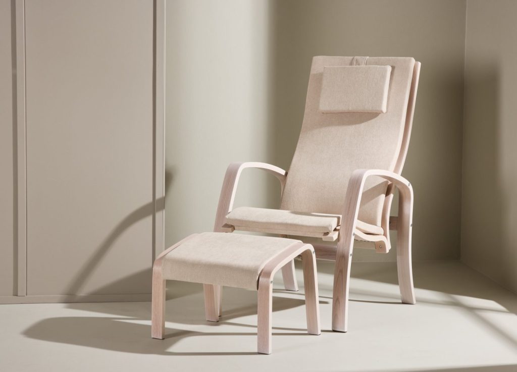 Fauteuil Grötö en tissu gris clair mis en scène dans un salon