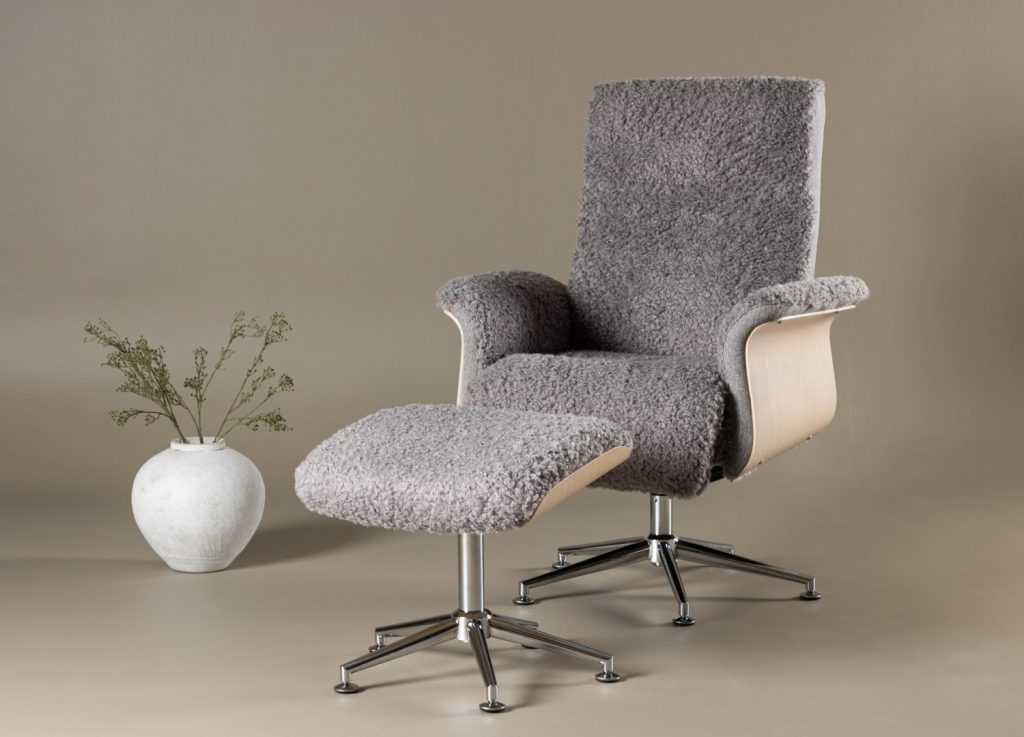 Fauteuil Hagön en tissu gris mis en scène dans un salon