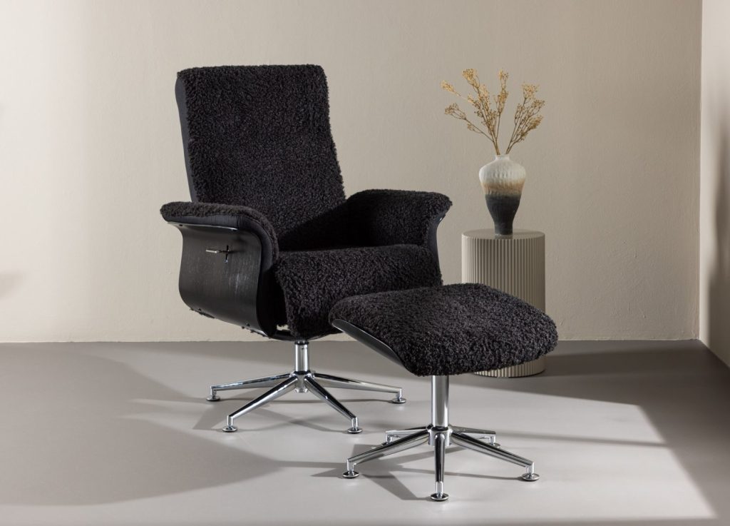 Fauteuil Hagön en tissu gris foncé mis en scène dans un salon