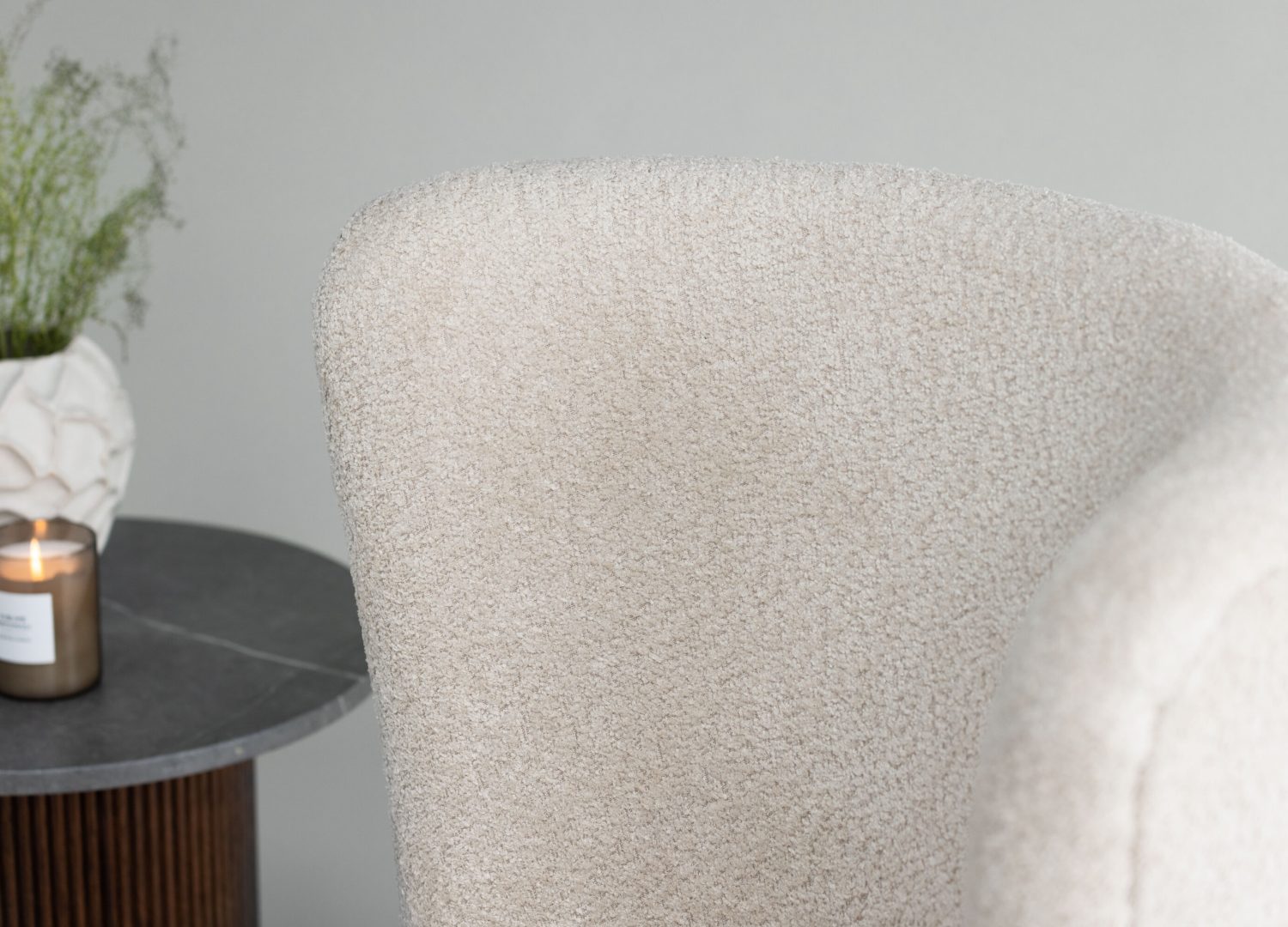 Fauteuil Hällsö en tissu beige mis en scène dans un salon