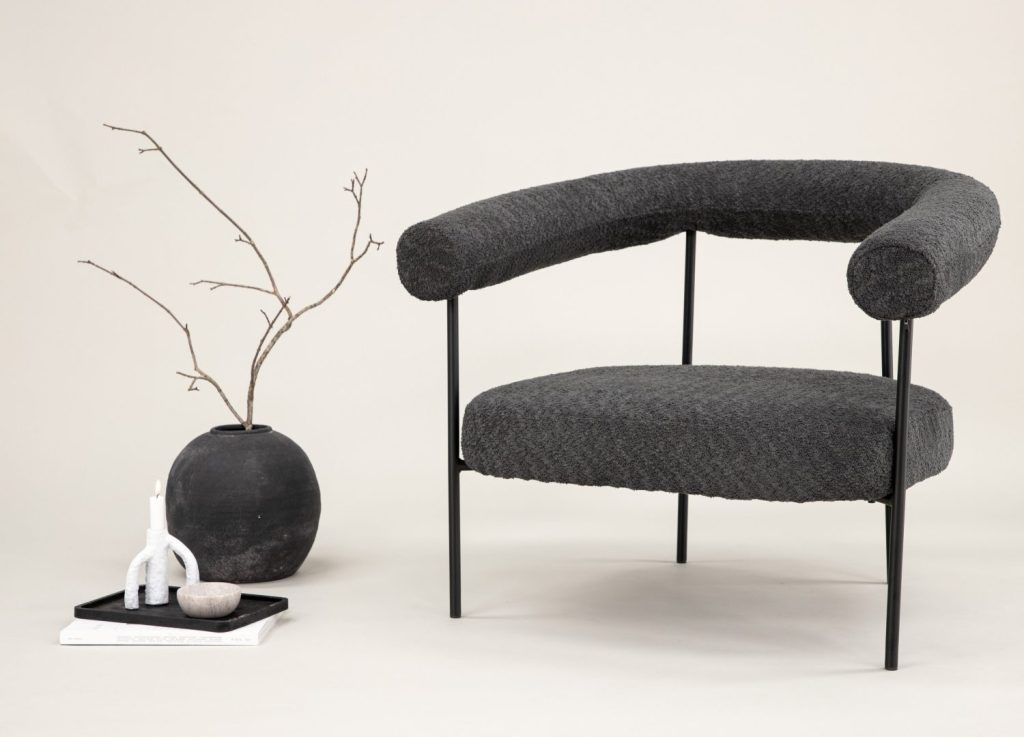 Fauteuil Hökåsen x Josefin Lustig en tissu gris foncé mis en scène dans un salon