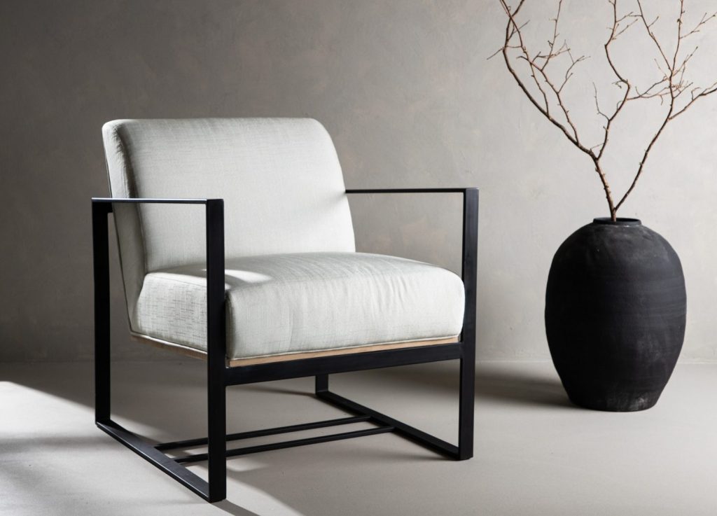 Fauteuil Kansas en tissu effet lin blanc cassé mis en scène dans un salon