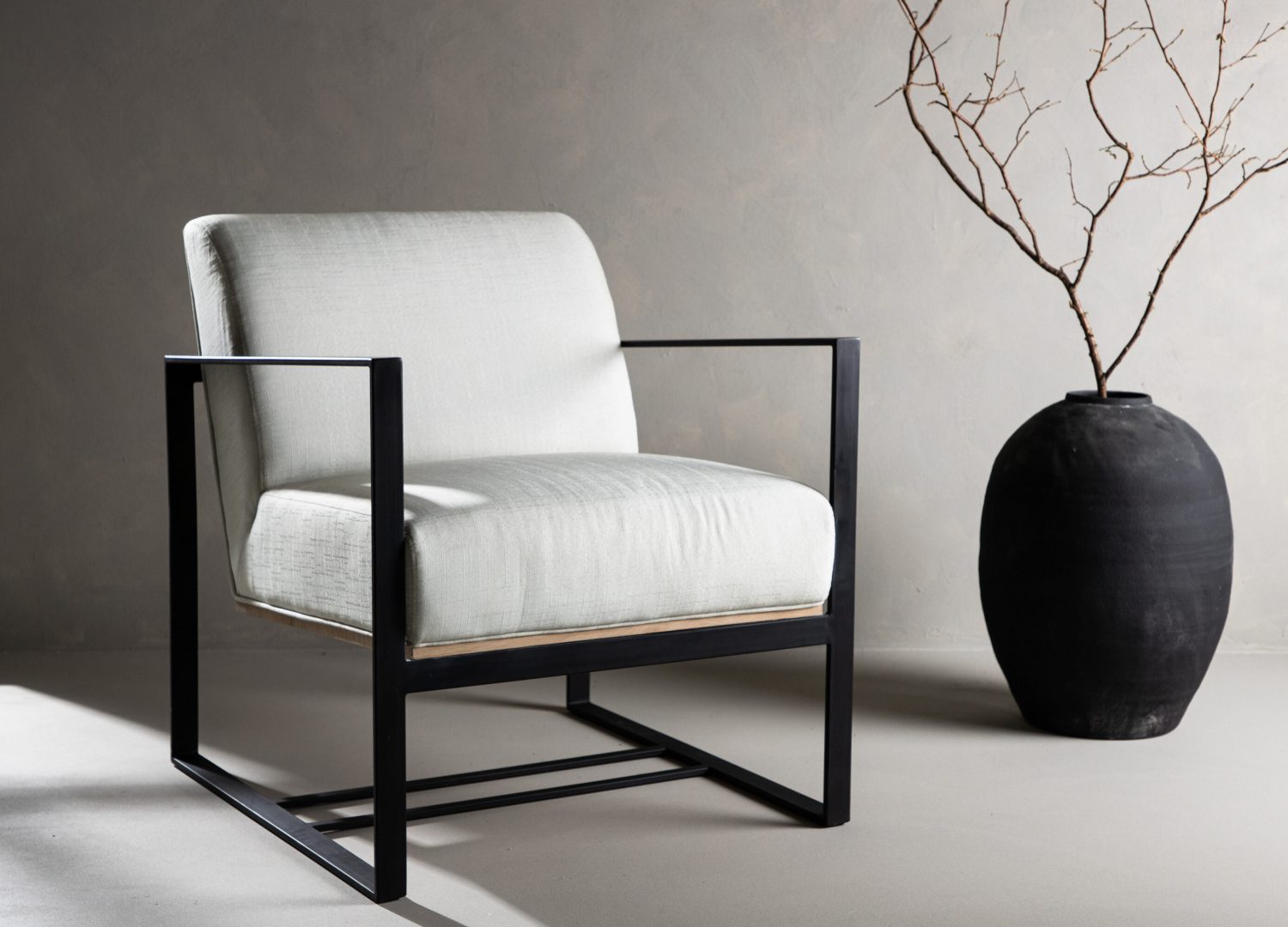 Fauteuil Kansas en tissu effet lin blanc cassé mis en scène dans un salon