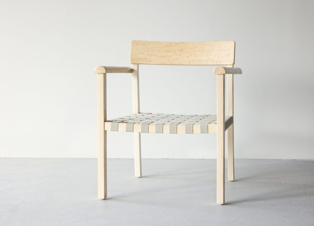 Fauteuil Krois en tissu gris mis en scène dans un salon