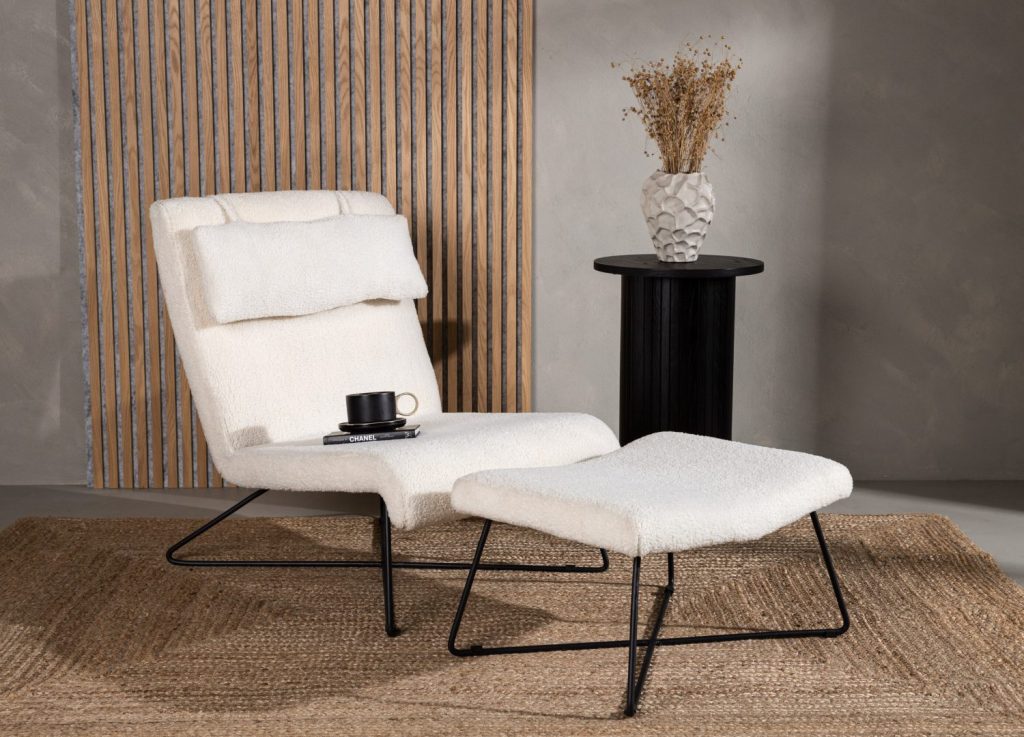 Fauteuil Laconia en tissu bouclé blanc mis en scène dans un salon