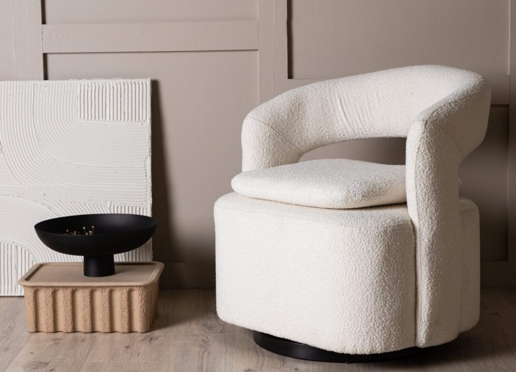 Fauteuil Laurel en tissu bouclé blanc mis en scène dans un salon