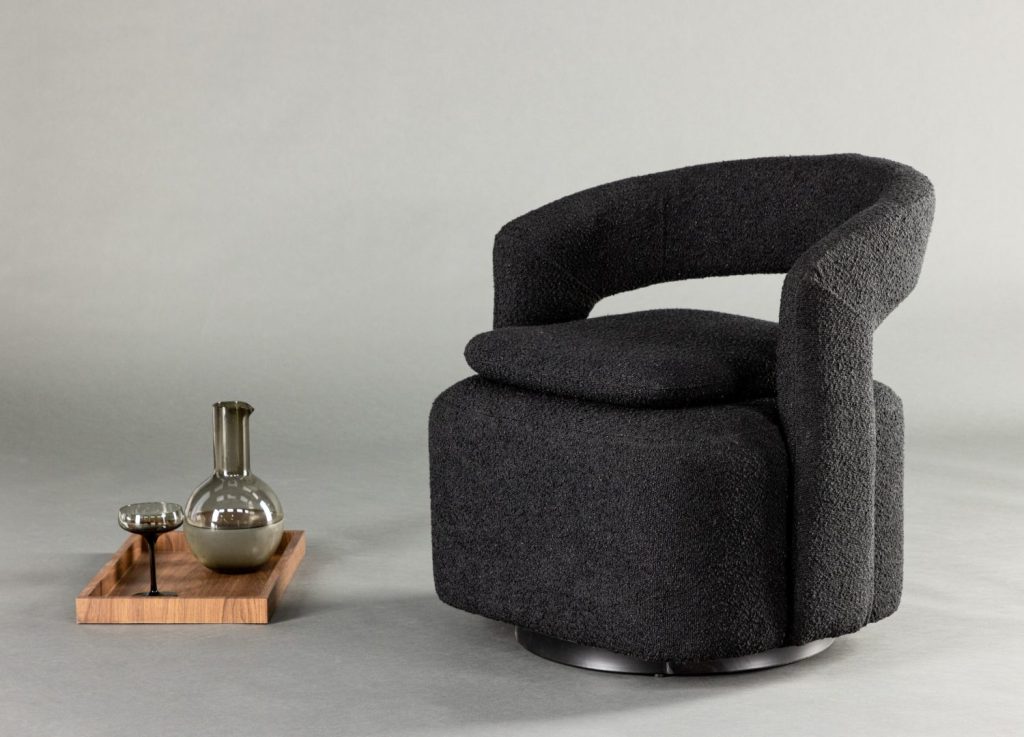 Fauteuil Laurel en tissu bouclé noir mis en scène dans un salon
