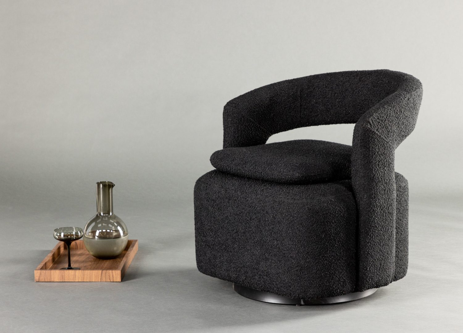 Fauteuil Laurel en tissu bouclé noir mis en scène dans un salon