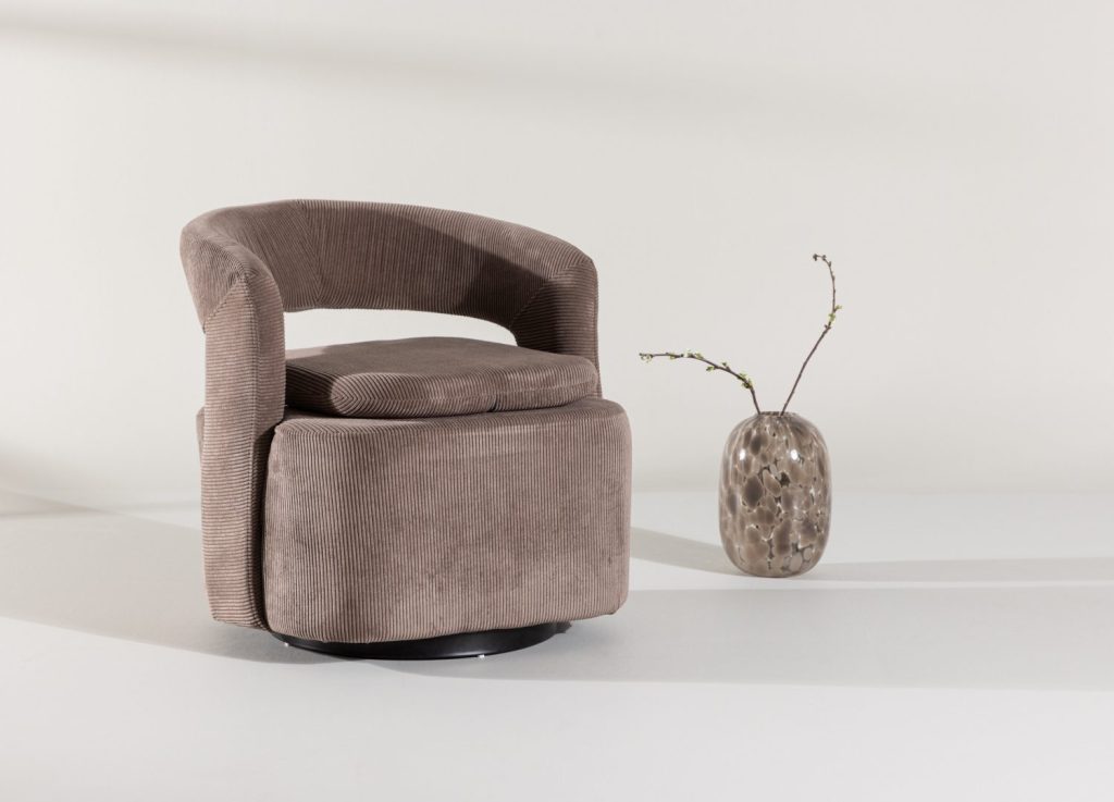 Fauteuil Laurel en tissu marron mis en scène dans un salon