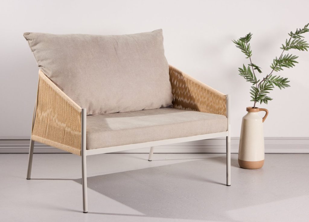 Fauteuil Louie en tissu effet lin beige mis en scène dans un salon