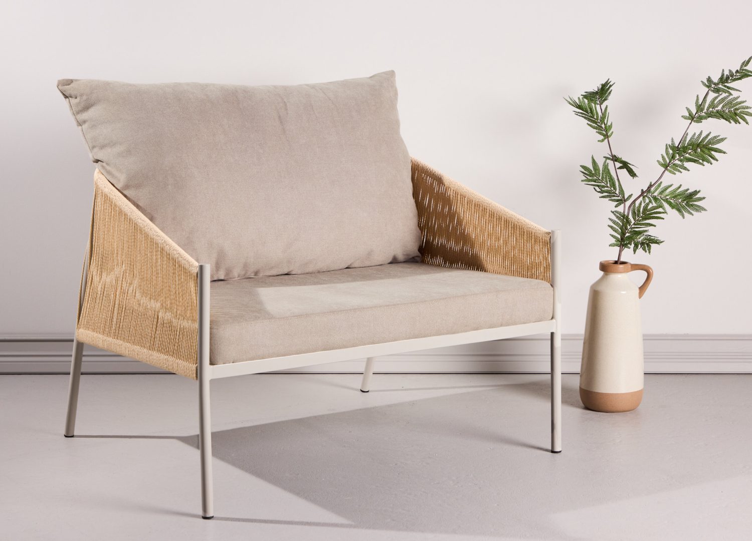 Fauteuil Louie en tissu effet lin beige mis en scène dans un salon