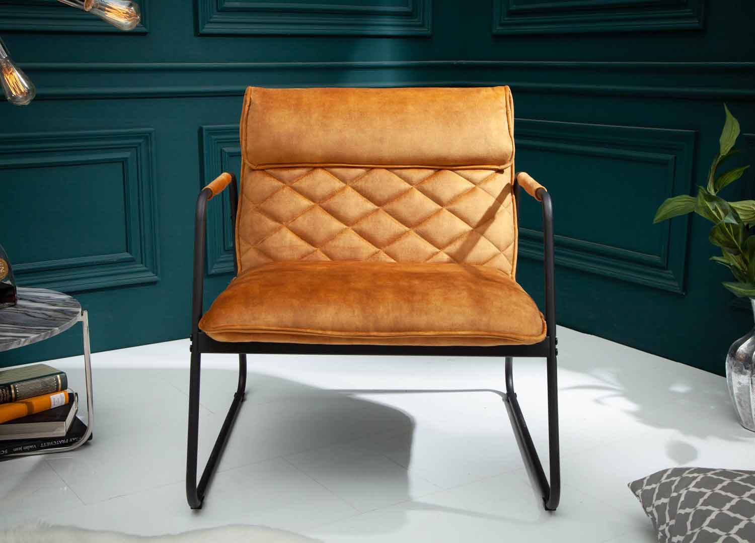 Fauteuil lounge en velours jaune moutarde