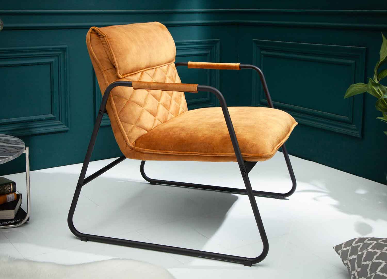 Fauteuil lounge en velours jaune moutarde