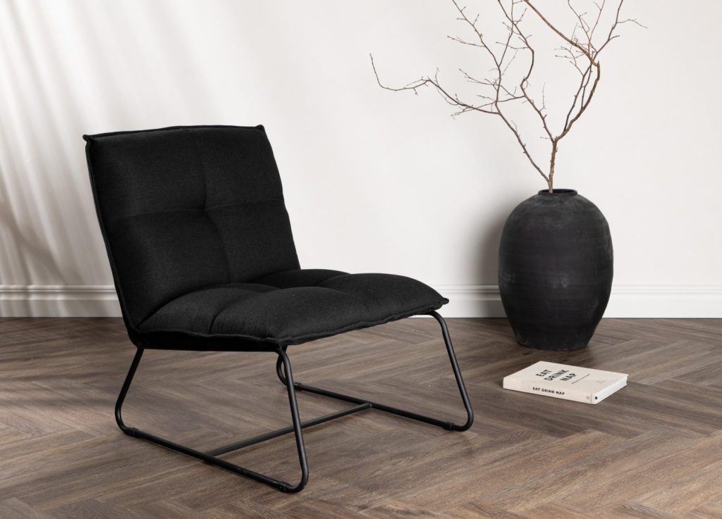 Fauteuil Madison en tissu effet lin noir mis en scène dans un salon