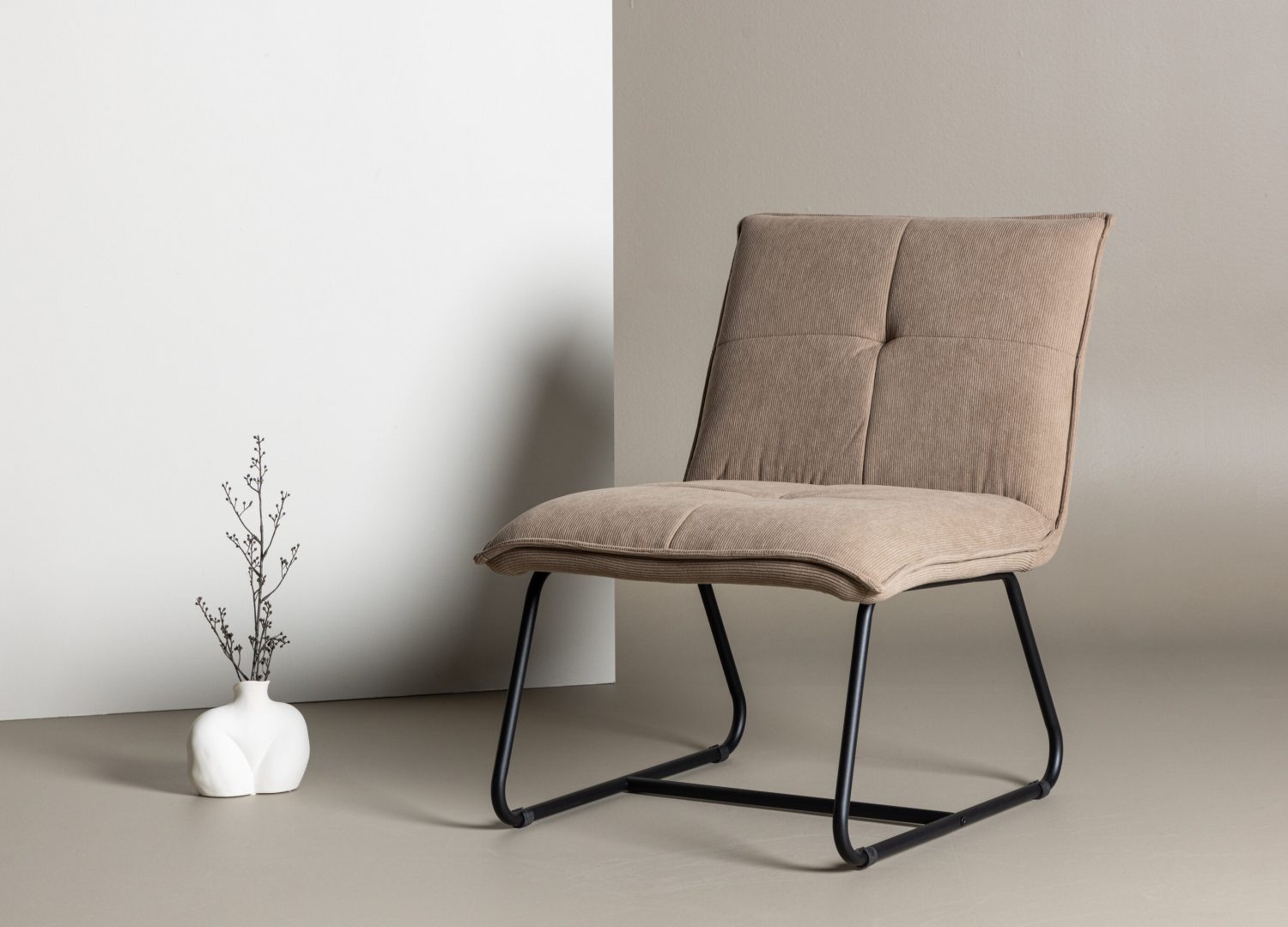 Fauteuil Madison en tissu marron mis en scène dans un salon
