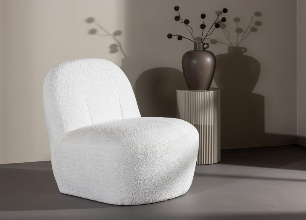 Fauteuil Mahla en tissu blanc mis en scène dans un salon