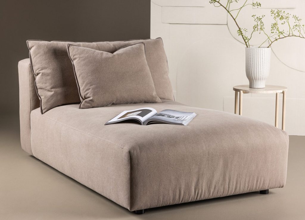 Fauteuil Malö en tissu effet lin marron mis en scène dans un salon