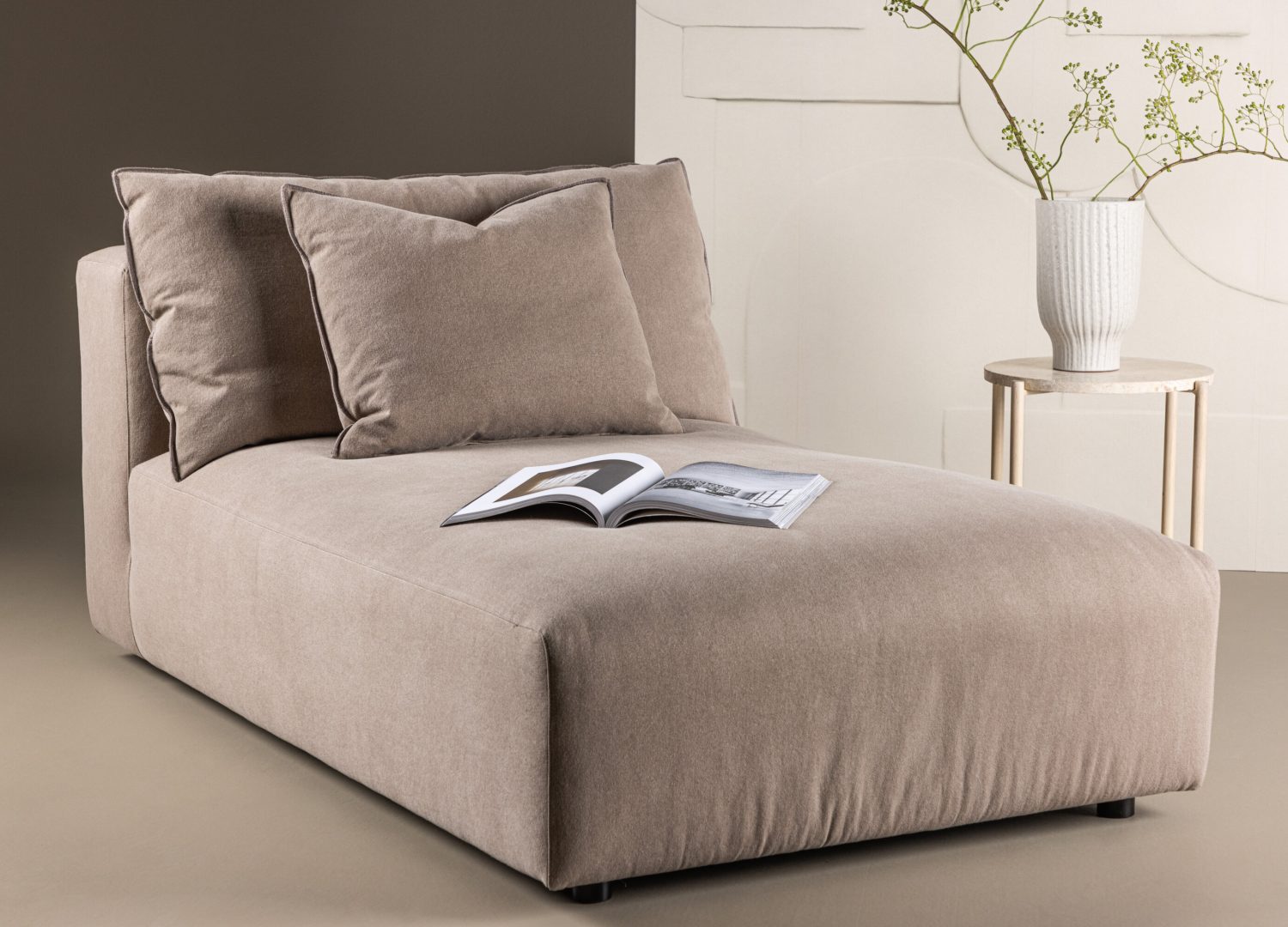 Fauteuil Malö en tissu effet lin marron mis en scène dans un salon