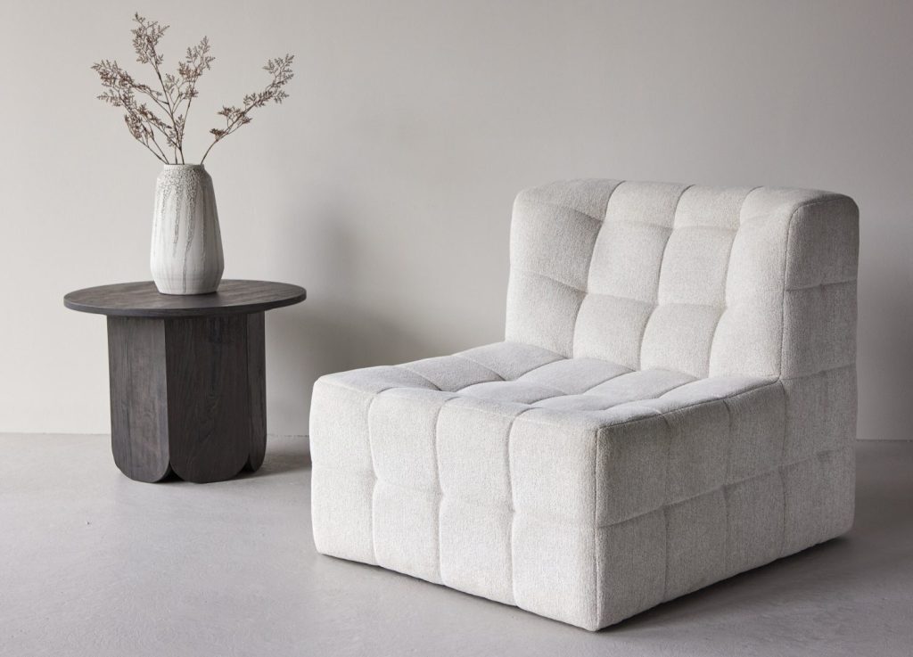 Fauteuil Malou en tissu beige mis en scène dans un salon