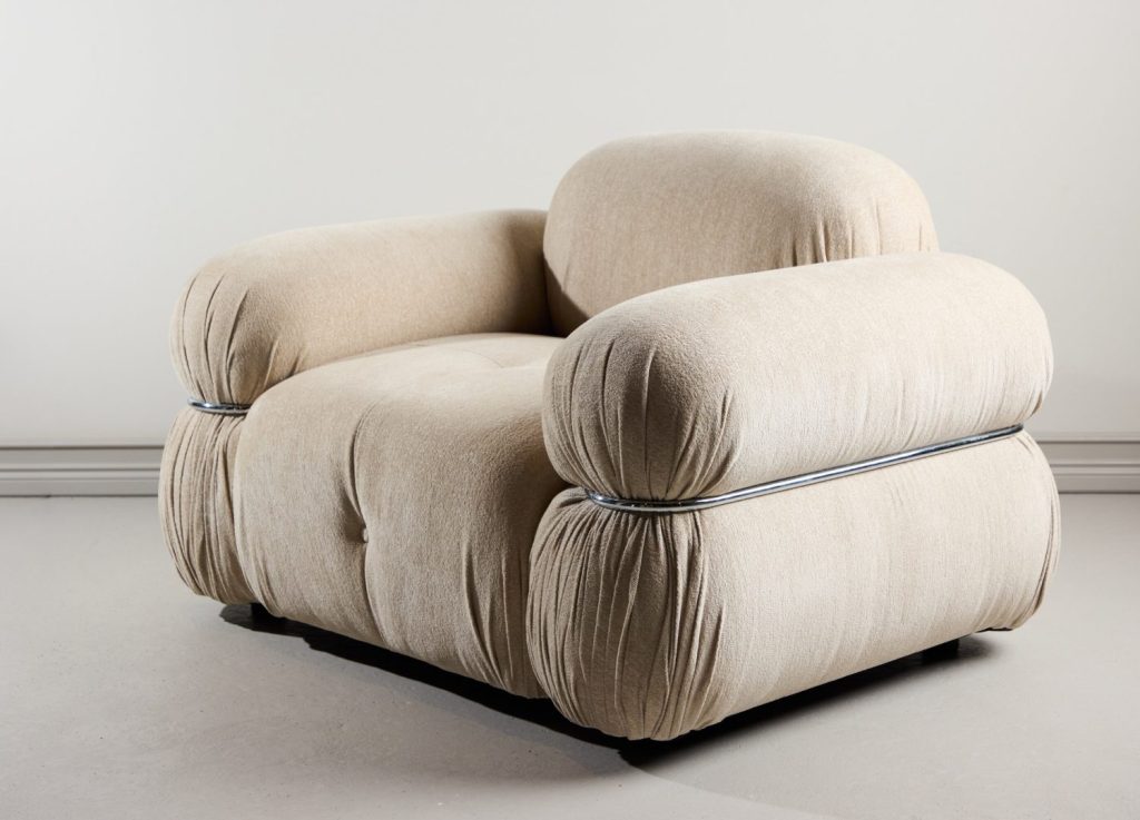 Fauteuil Mika en tissu beige mis en scène dans un salon