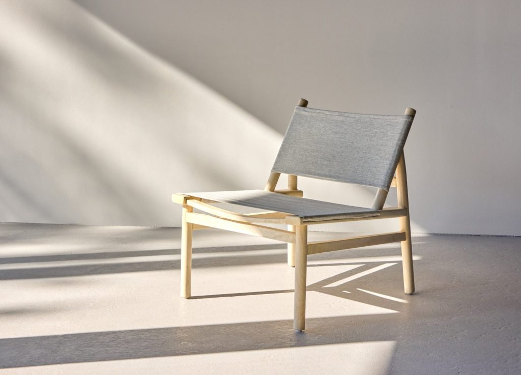 Fauteuil Millo en tissu gris mis en scène dans un salon